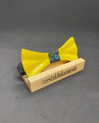 Nažluto natřený žlutý motýlek už dnes frčel ke svému novému majiteli 🦋💛 @cestaklukazmesta #drevenymotylek #vyrobazedreva...